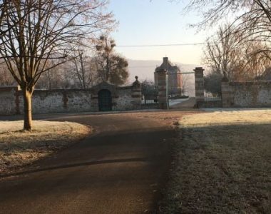 L'allée du château du village