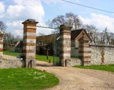l'entrée du Château du village